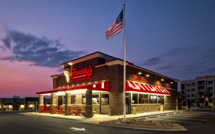 A Freddy’s Frozen Custard & Steakburgers location at night.
